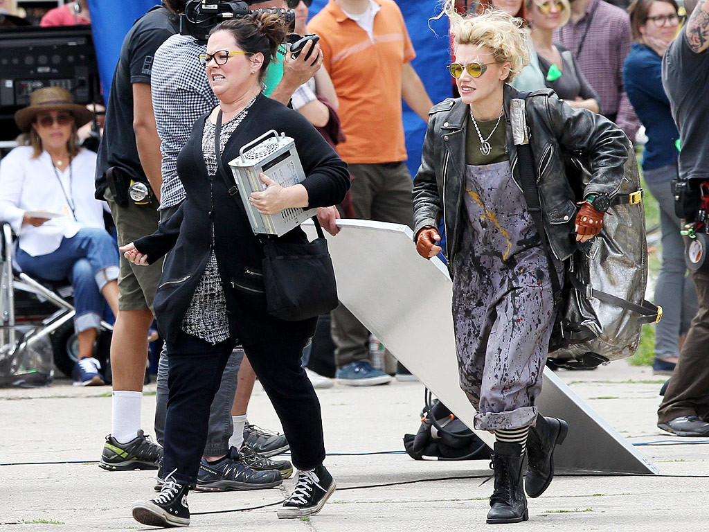 Melissa McCarthy and Kate McKinnon in character (image via people.com)